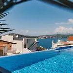 בית נופש Charming Sunset View With Outdoor Pool *