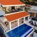 בית נופש Charming Sunset View With Outdoor Pool *