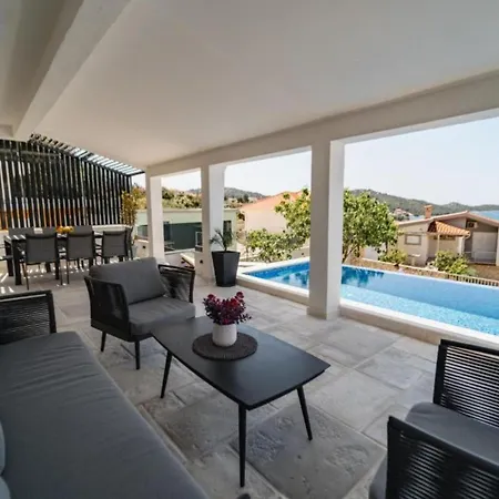 Дом отдыха Charming Sunset View With Outdoor Pool Рогозница