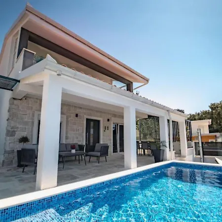 Charming Sunset View With Outdoor Pool Дом отдыха Рогозница