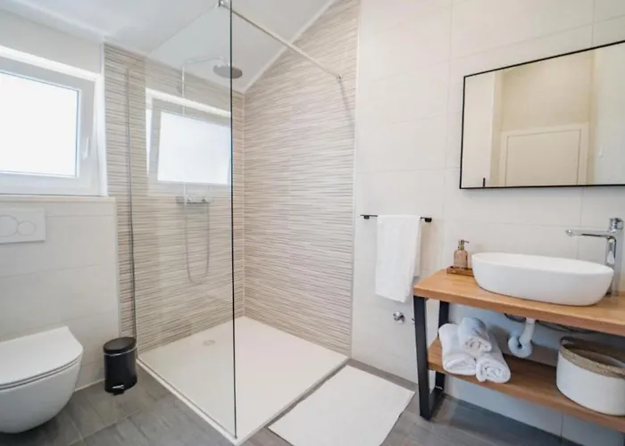 Дом отдыха Charming Sunset View With Outdoor Pool Рогозница