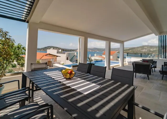 Charming Sunset View With Outdoor Pool Дом отдыха Рогозница